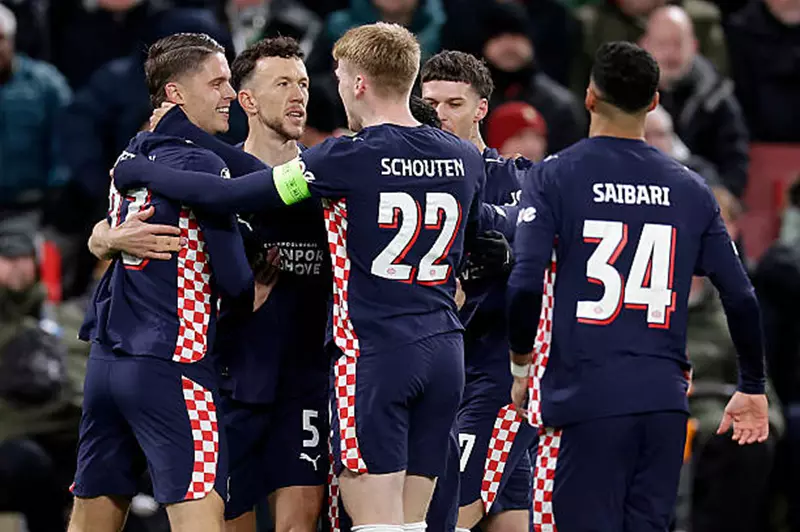 احتفال إيفان بيريسيتش لاعب أيندهوفن أمام ليفربول